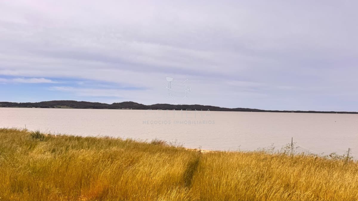 Chacra con Casa con vista a la laguna a pleno.