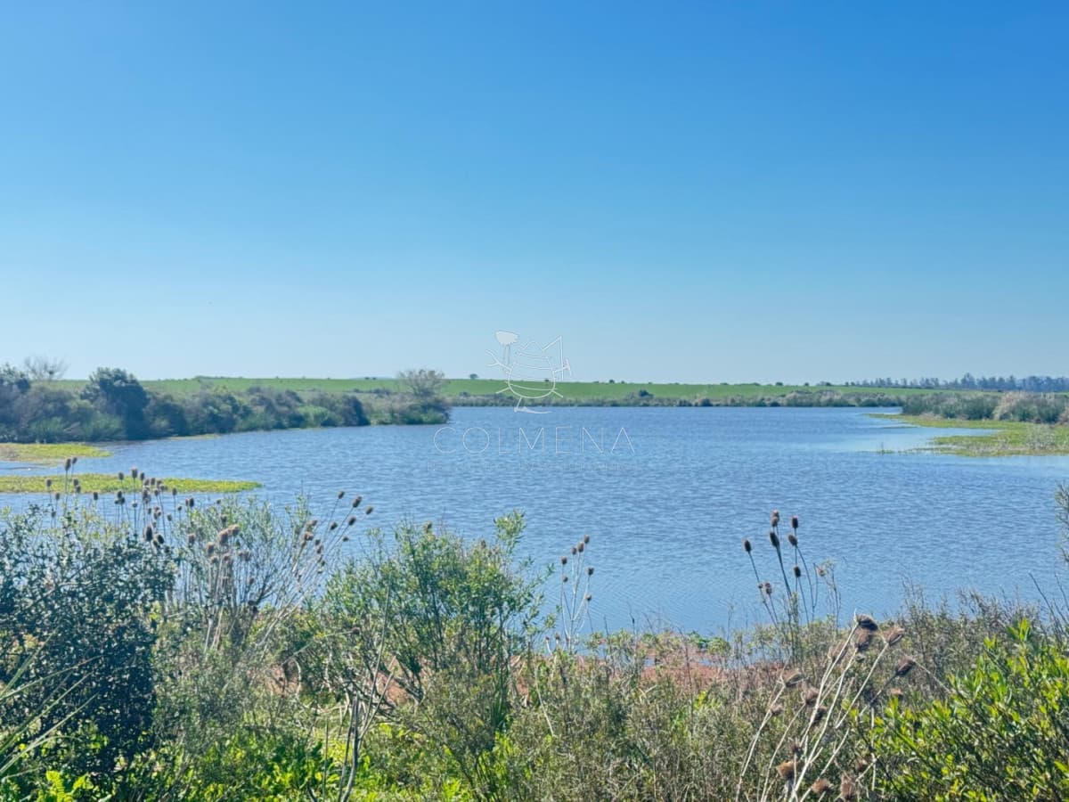 Campo con costa Laguna Garzon