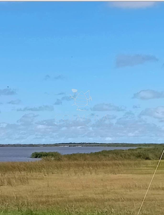 Campo con costa Laguna Garzon