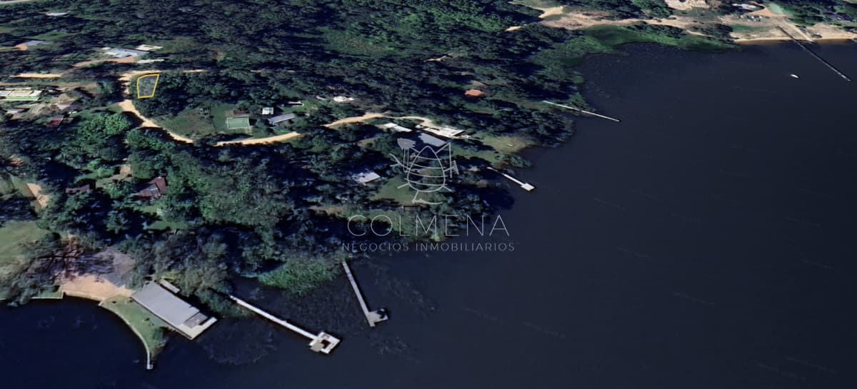 Terrenos 735 m2 a casi 100 metros de la costa de la laguna