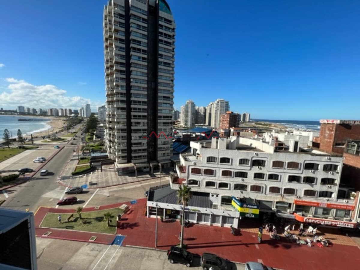 Apto de 1 dormitorio con vista a playa mansa y Brava