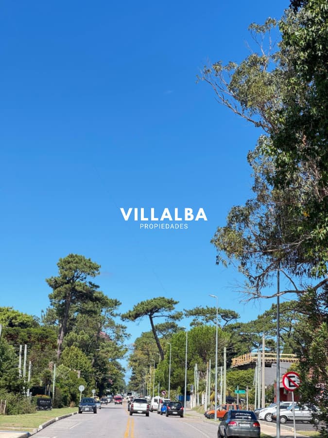 Terreno sobre Av Cordoba frente BPS muy bien ubicado.