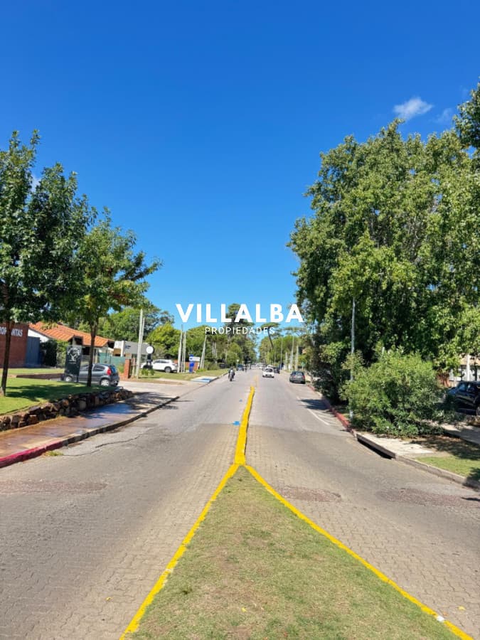 Terreno sobre Av Cordoba frente BPS muy bien ubicado.