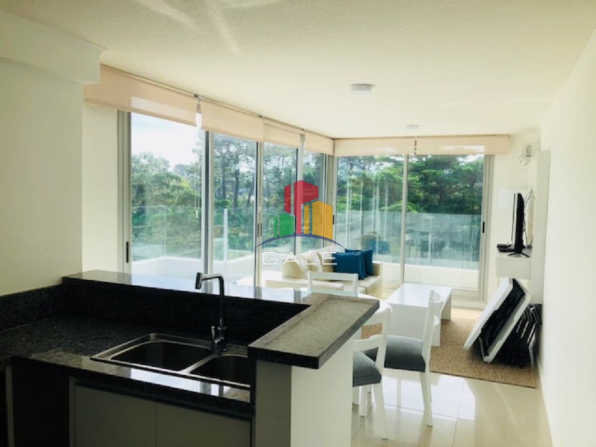 Gale Propiedades & Escribanía Apartamento ID.1368 - Penthouse - En Alquiler 2 dor, 2 baños, con amplia terraza con vista al bosque.