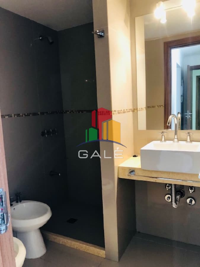 Gale Propiedades & Escribanía Apartamento ID.1368 - Penthouse - En Alquiler 2 dor, 2 baños, con amplia terraza con vista al bosque.