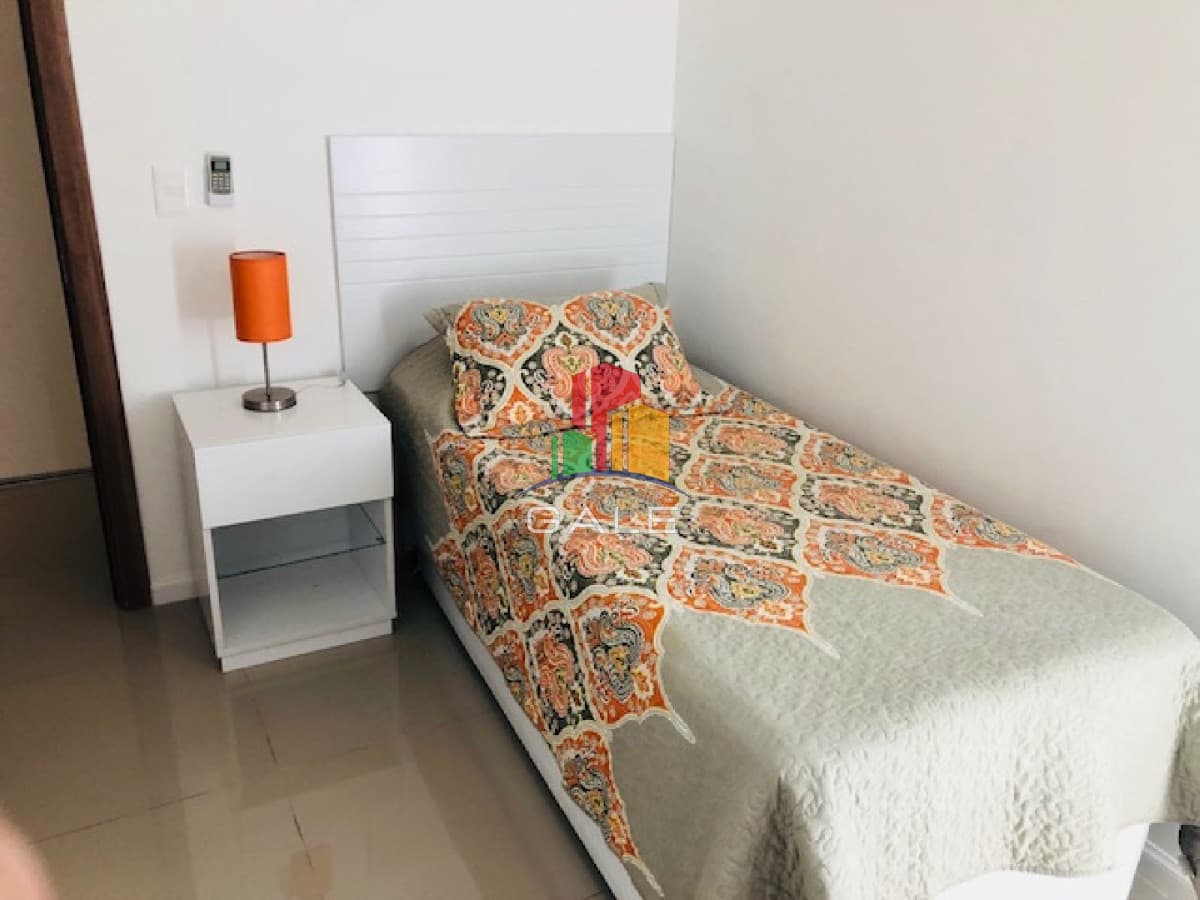 Gale Propiedades & Escribanía Apartamento ID.1368 - Penthouse - En Alquiler 2 dor, 2 baños, con amplia terraza con vista al bosque.