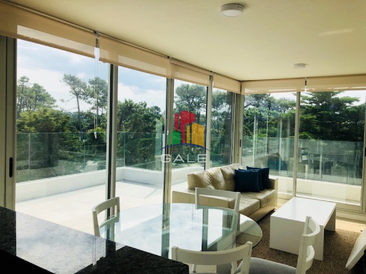Gale Propiedades & Escribanía Apartamento ID.1368 - Penthouse - En Alquiler 2 dor, 2 baños, con amplia terraza con vista al bosque.