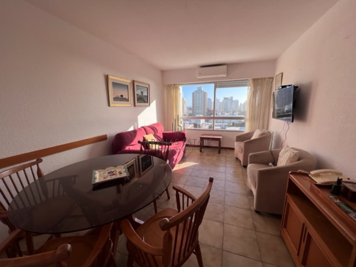 Apartamento en Peninsula a 1 cuadra playa mansa y a 2 playa brava.
