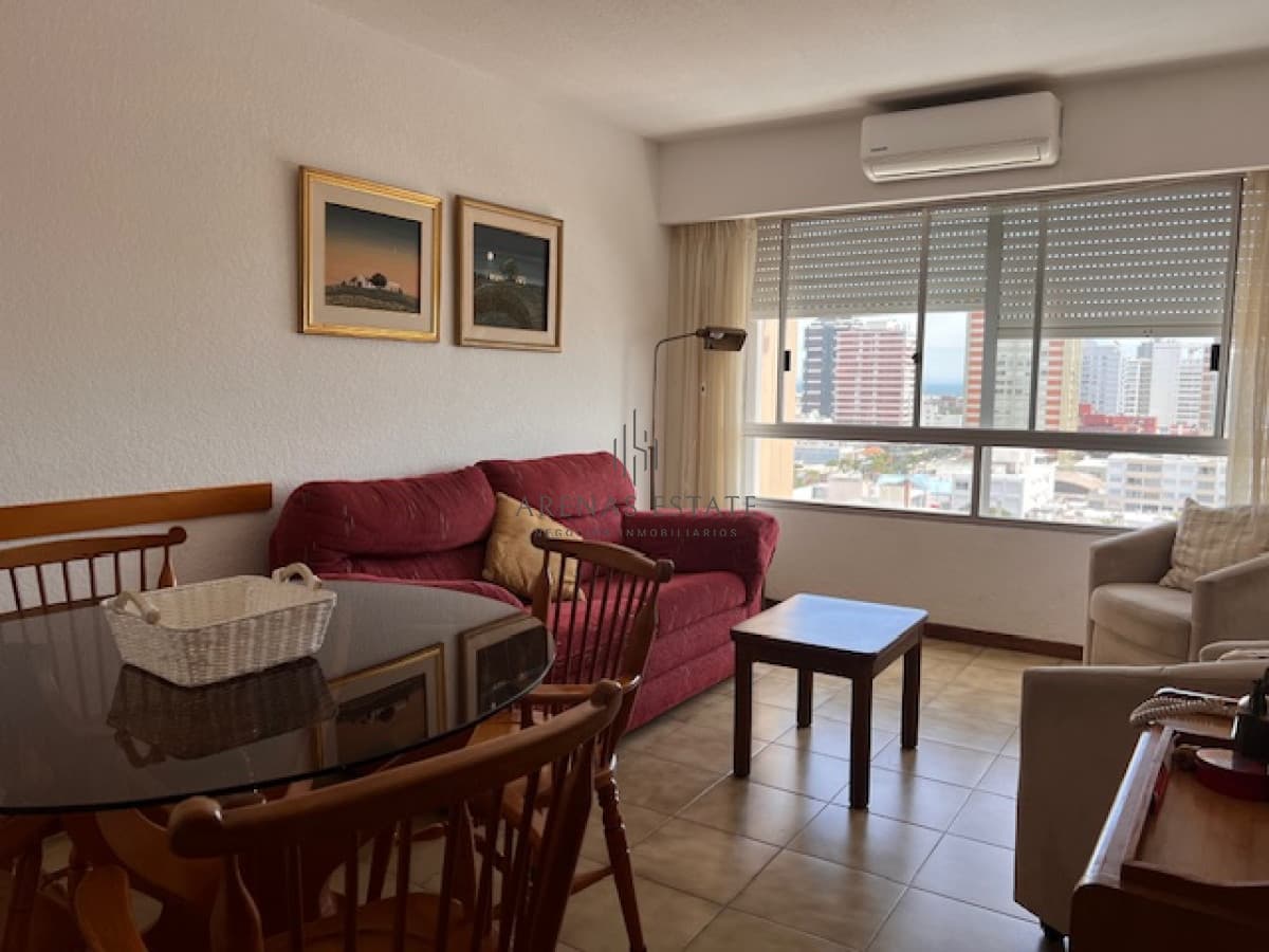 Apartamento en Peninsula a 1 cuadra playa mansa y a 2 playa brava.