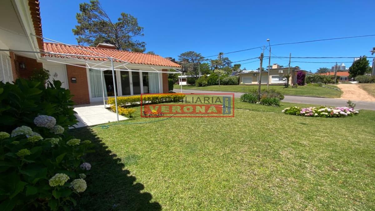 Encantadora casa en uno de los mejores puntos de la mansa! - Inmobiliaria Verona Punta