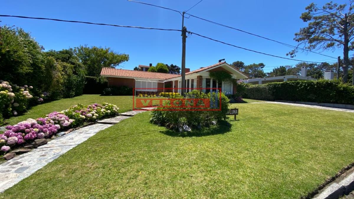 Encantadora casa en uno de los mejores puntos de la mansa! - Inmobiliaria Verona Punta