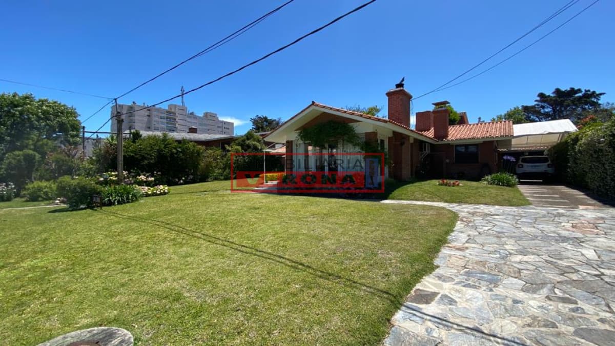 Encantadora casa en uno de los mejores puntos de la mansa! - Inmobiliaria Verona Punta