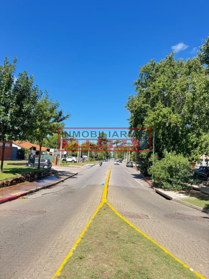 Terreno sobre Av Cordoba frente BPS muy bien ubicado. - Inmobiliaria Verona Punta