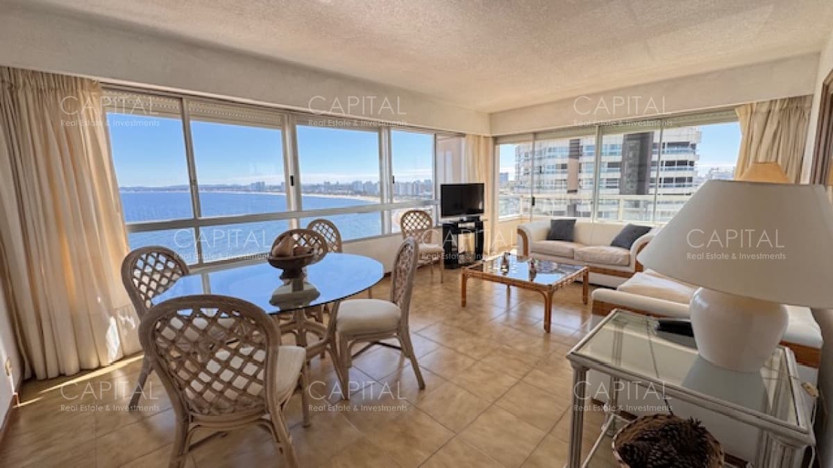 Apartamento con excelente vista a playa Mansa y Brava