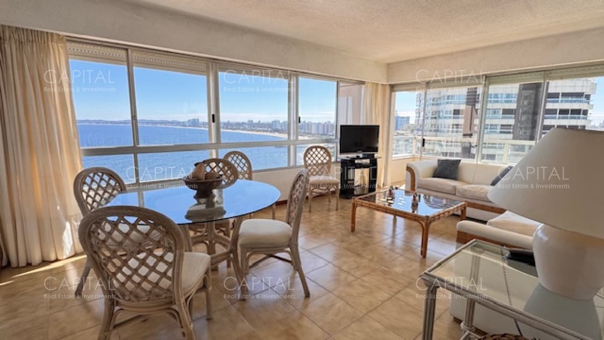 Apartamento con excelente vista a playa Mansa y Brava