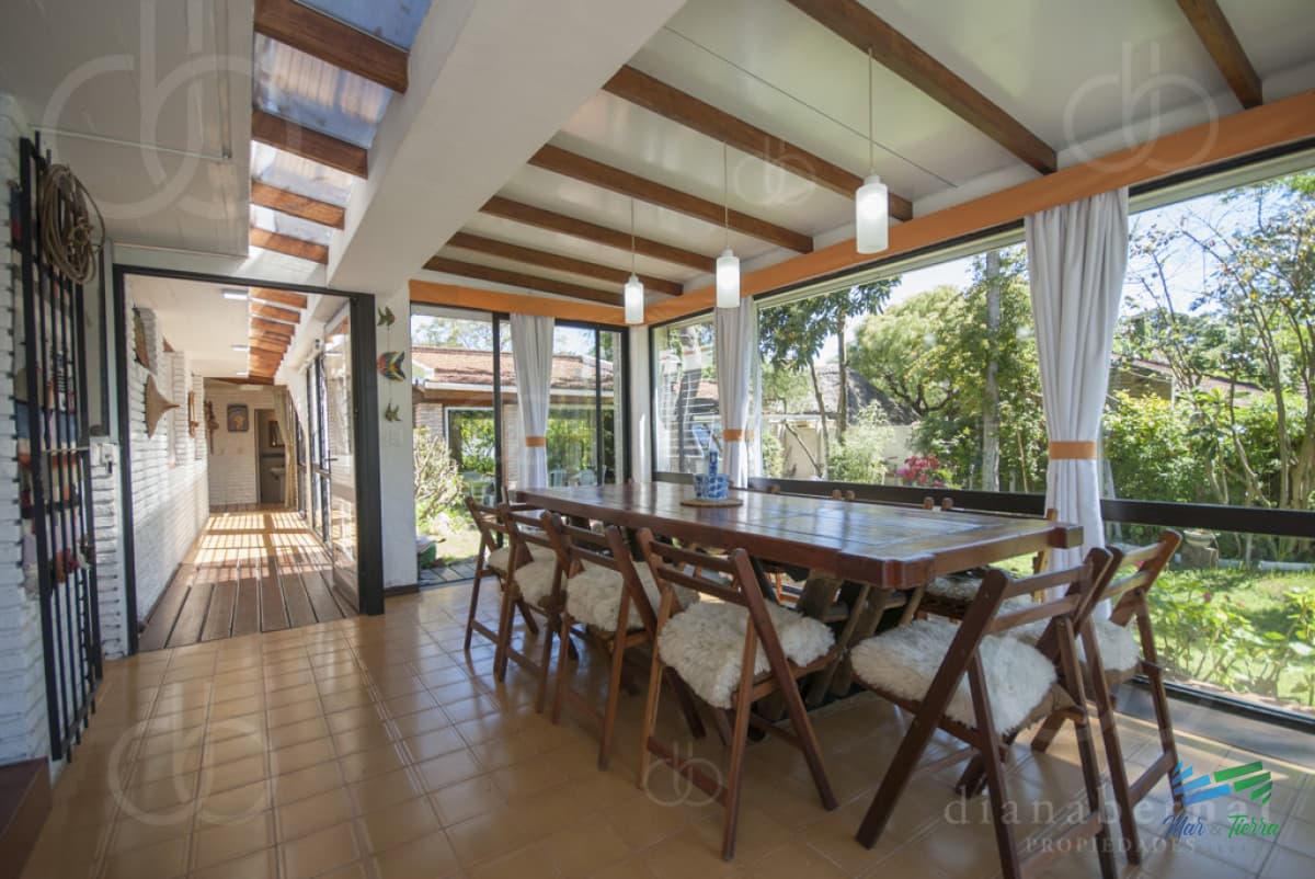 Casa alquiler Pinares, Punta del Este, 4 dormitorios, piscina, amplio parque cercado