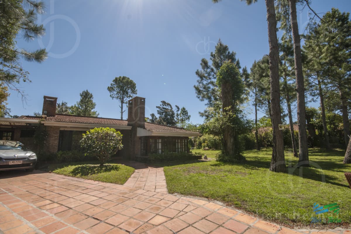 Casa alquiler Pinares, Punta del Este, 4 dormitorios, piscina, amplio parque cercado