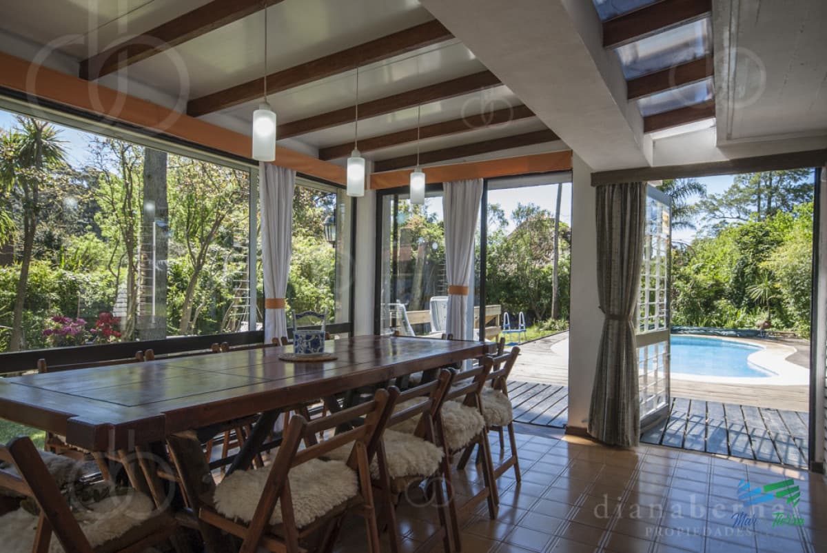 Casa alquiler Pinares, Punta del Este, 4 dormitorios, piscina, amplio parque cercado