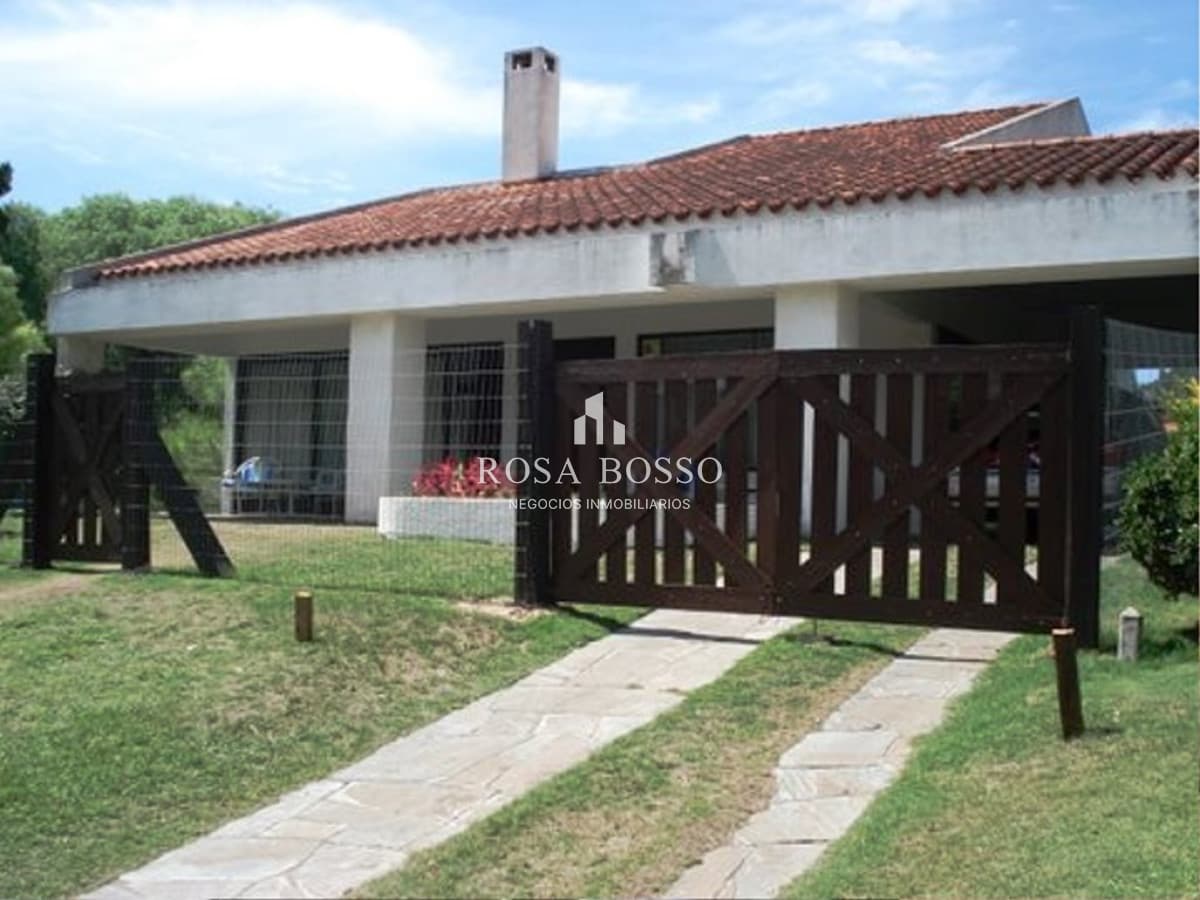 Casa de 4 dormitorios próxima al mas en playa Mansa, Punta del Este