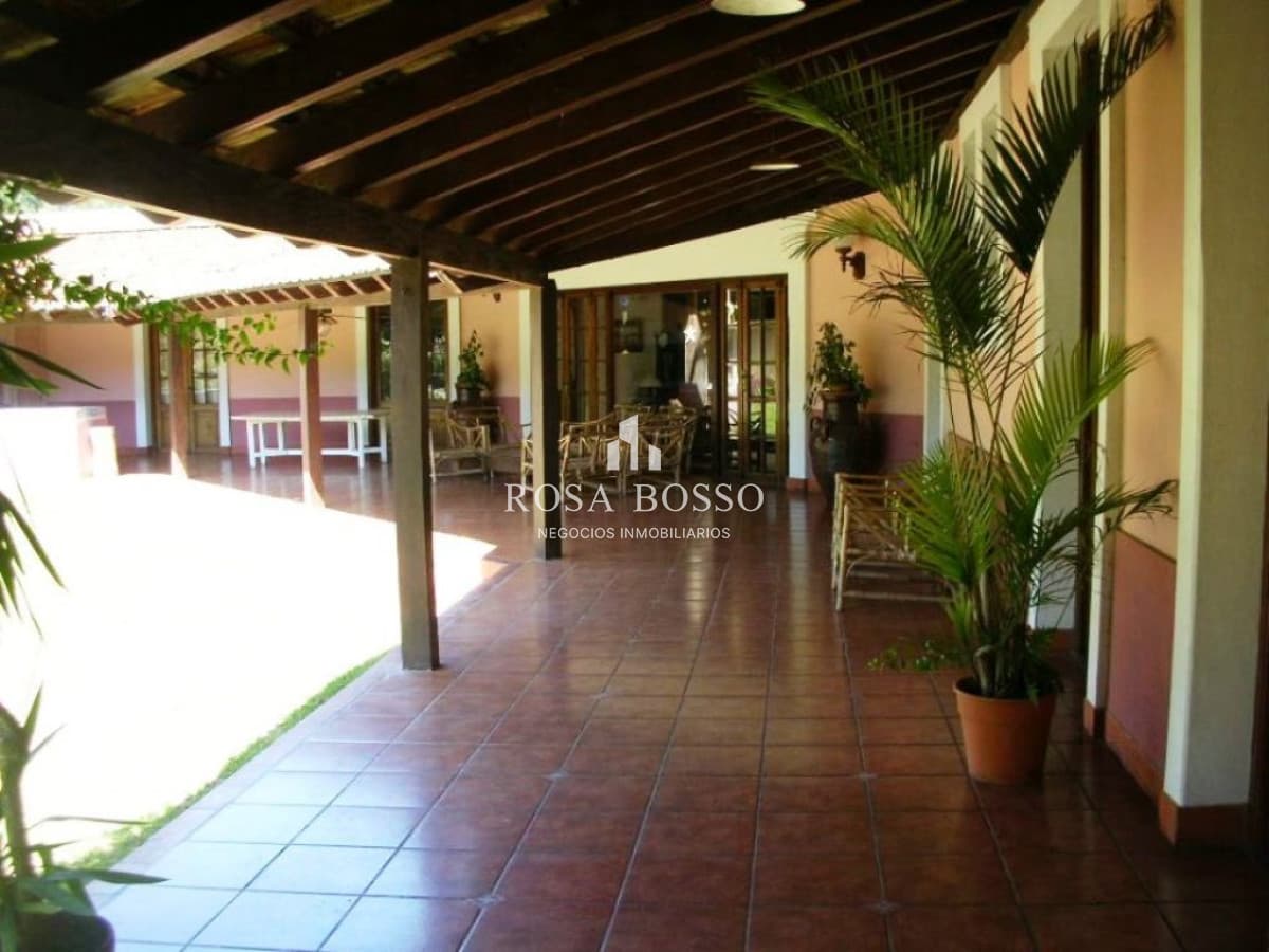 Punta del Este, chalet con gran jardín, 4 dormitorios y piscina-