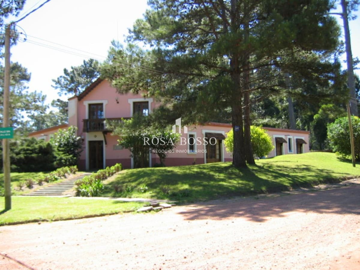 Punta del Este, chalet con gran jardín, 4 dormitorios y piscina-