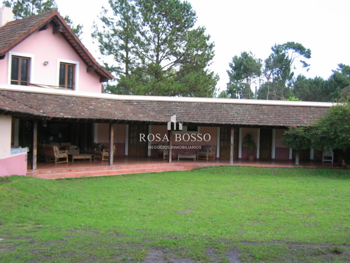 Punta del Este, chalet con gran jardín, 4 dormitorios y piscina-