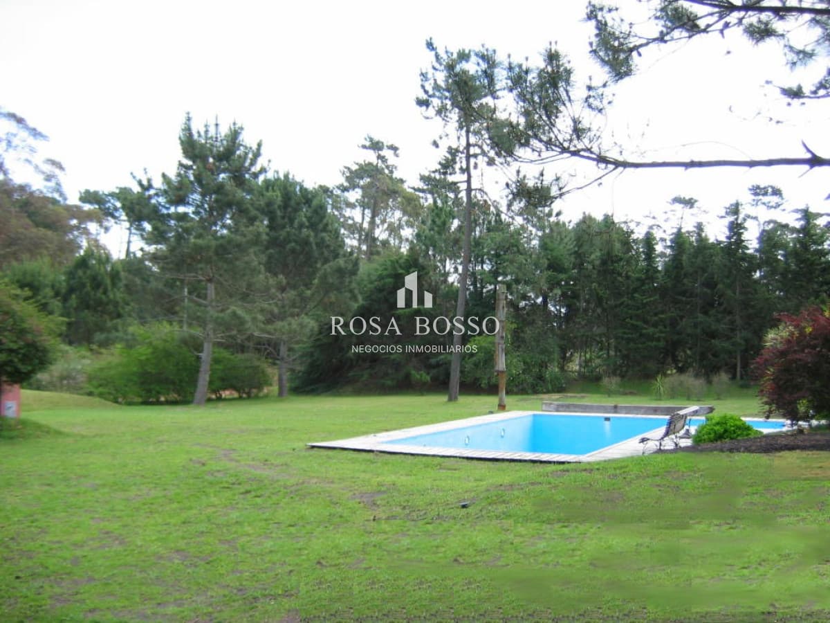 Punta del Este, chalet con gran jardín, 4 dormitorios y piscina-