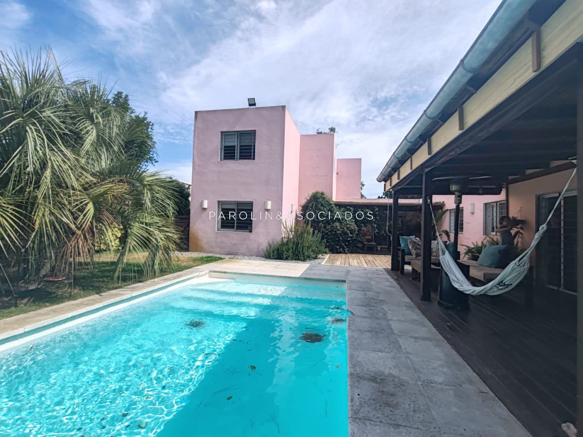 Punta del Este, Beverlly Hills, chalet de 5 dormitorios con piscina climatizada.