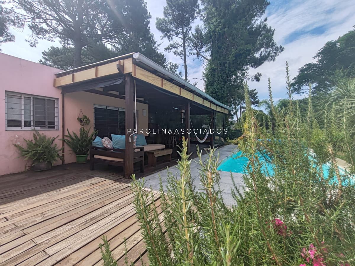 Punta del Este, Beverlly Hills, chalet de 5 dormitorios con piscina climatizada.