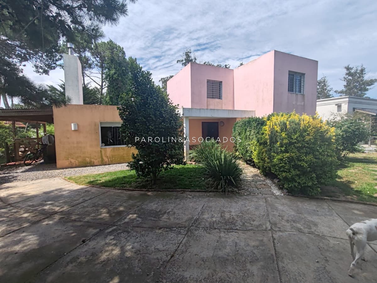 Punta del Este, Beverlly Hills, chalet de 5 dormitorios con piscina climatizada.