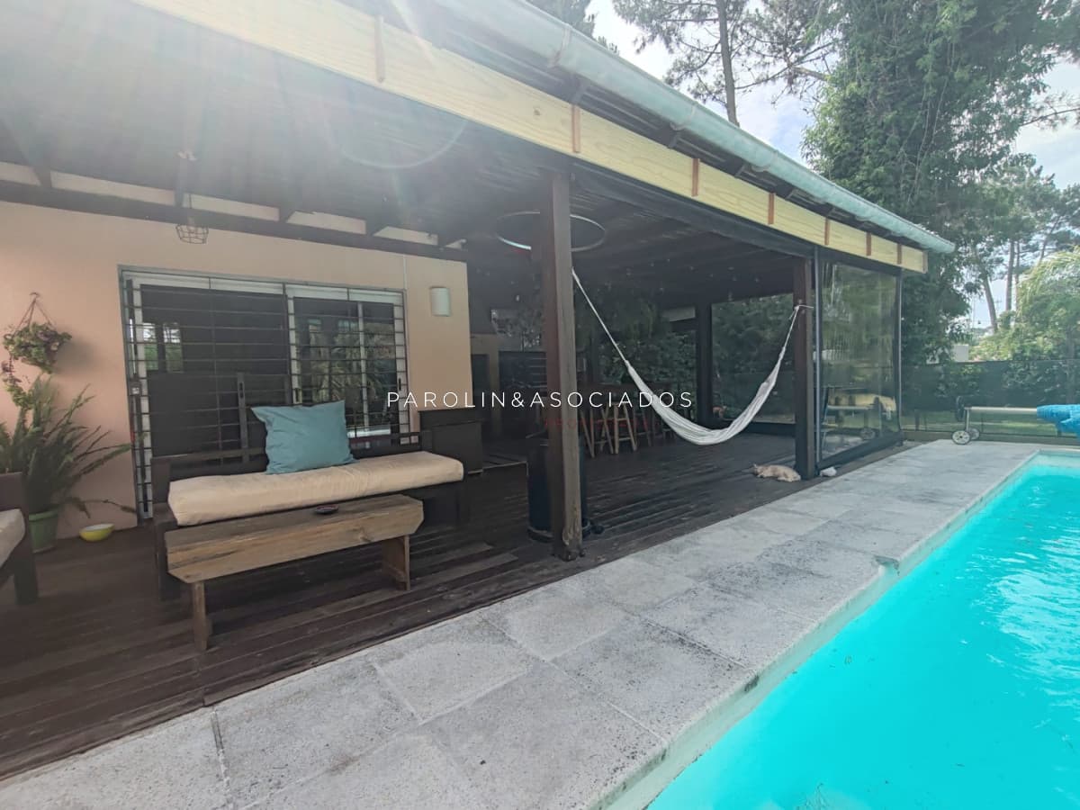 Punta del Este, Beverlly Hills, chalet de 5 dormitorios con piscina climatizada.