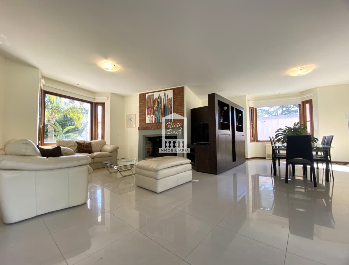 Punta del Este, gran residencia en mansa, 6 dormitorios y piscina climatizada.