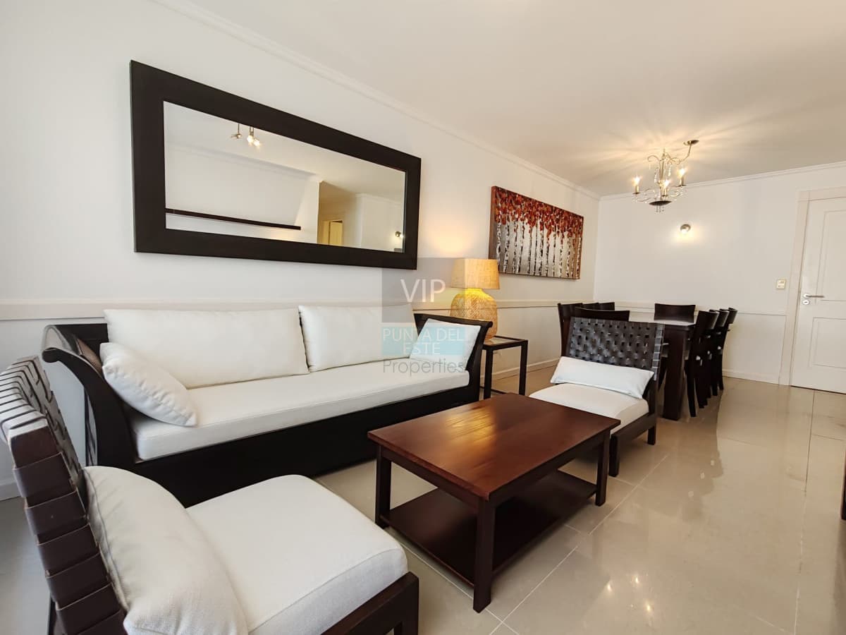 Venta apartamento de 2 dormitorios con piscina Peninsula Punta del Este