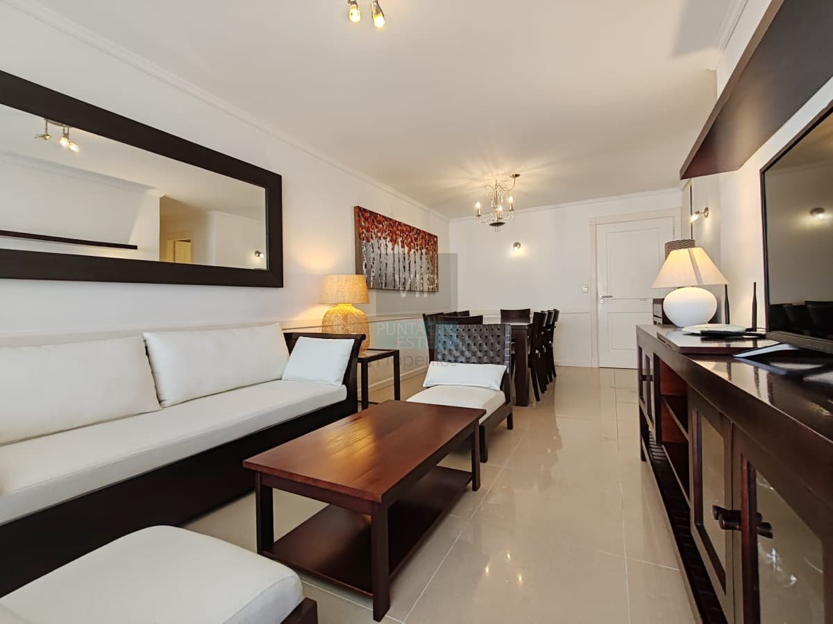 Venta apartamento de 2 dormitorios con piscina Peninsula Punta del Este