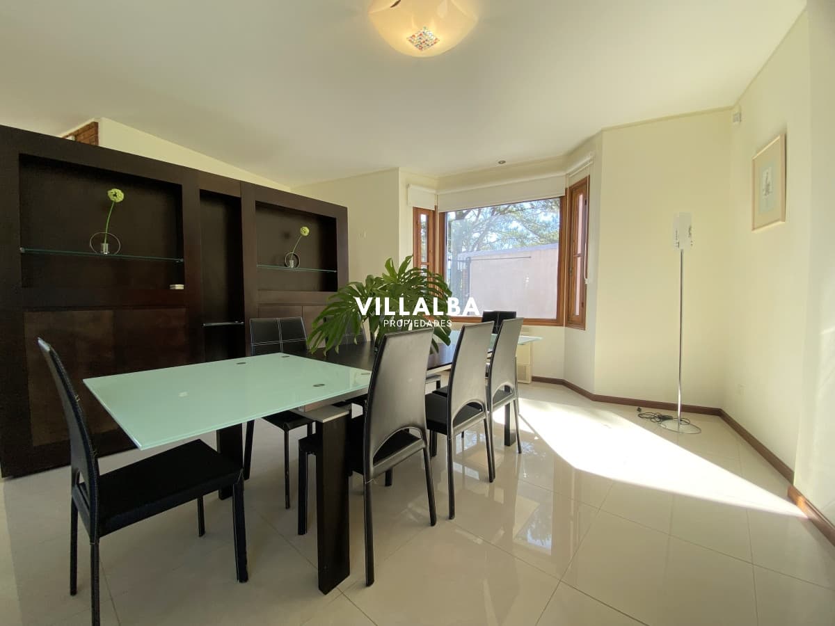 Punta del Este, gran residencia en mansa, 6 dormitorios y piscina climatizada.