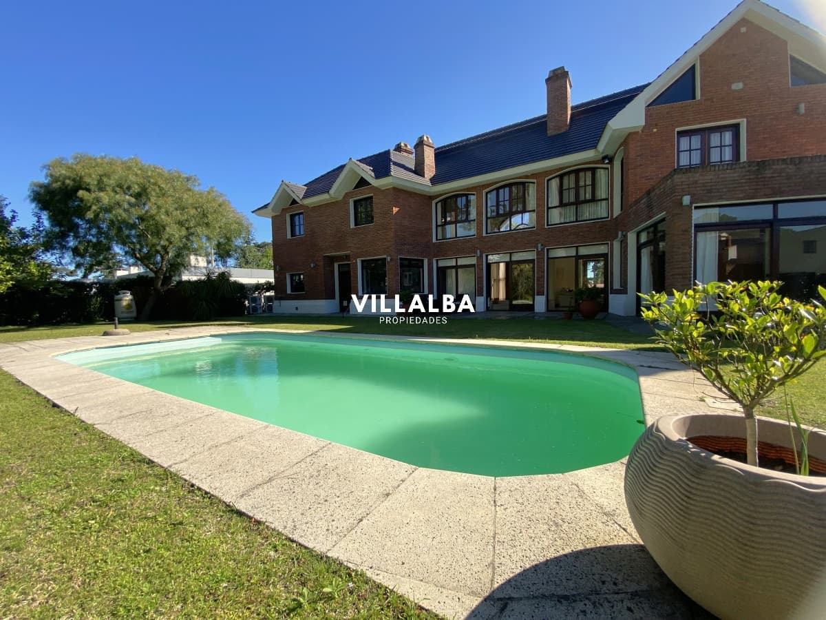 Punta del Este, gran residencia en mansa, 6 dormitorios y piscina climatizada.