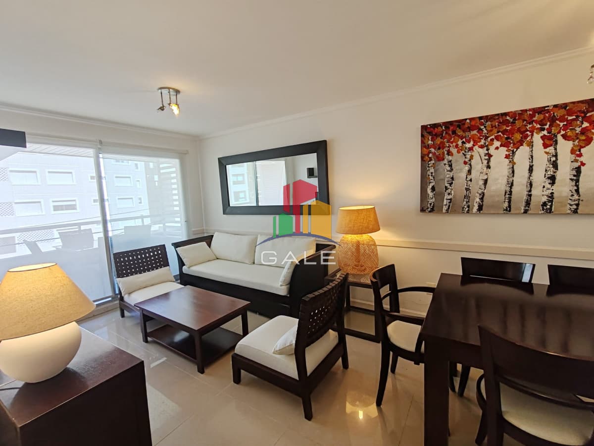 Punta del este, Península, departamento de 2 dormitorios con piscina, terraza y cochera.  -