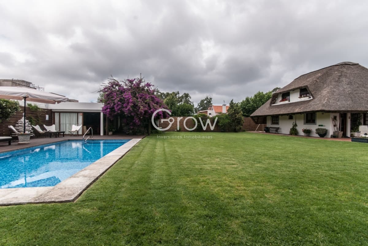 Punta del Este, Pinares, 3 dormitorios, dependencia y playroom, piscina climatizada.