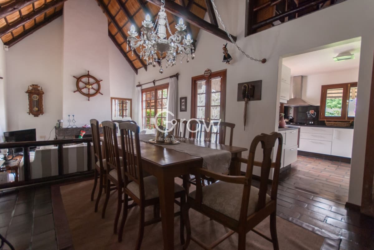 Punta del Este, Pinares, 3 dormitorios, dependencia y playroom, piscina climatizada.