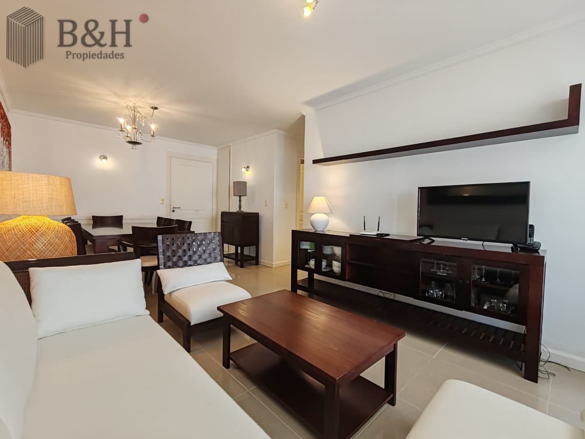 Punta del este, Península, departamento de 2 dormitorios con piscina, terraza y cochera.