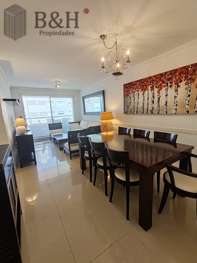 Punta del este, Península, departamento de 2 dormitorios con piscina, terraza y cochera.