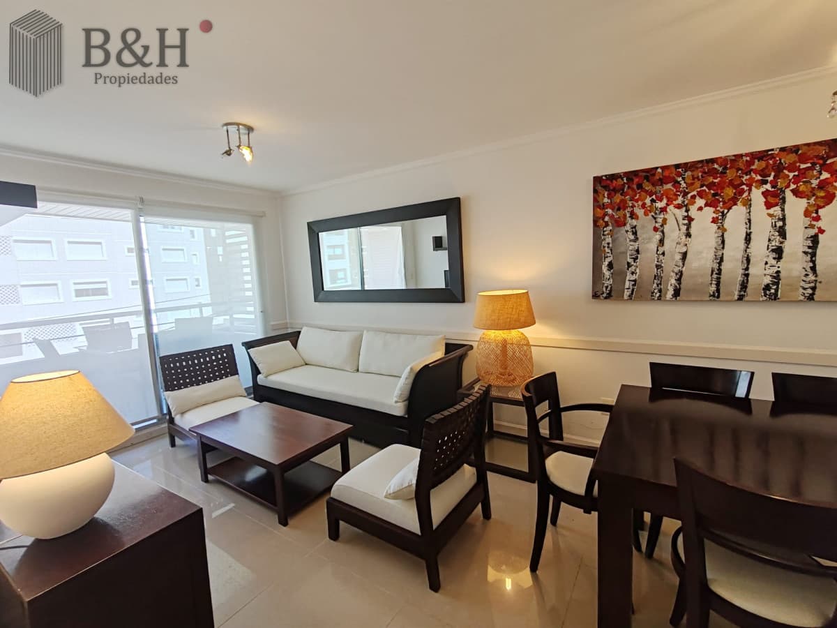 Punta del este, Península, departamento de 2 dormitorios con piscina, terraza y cochera.