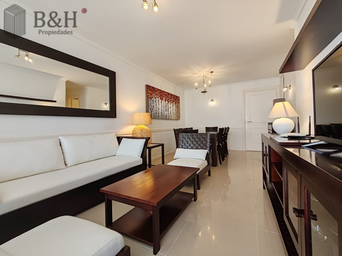 Punta del este, Península, departamento de 2 dormitorios con piscina, terraza y cochera.
