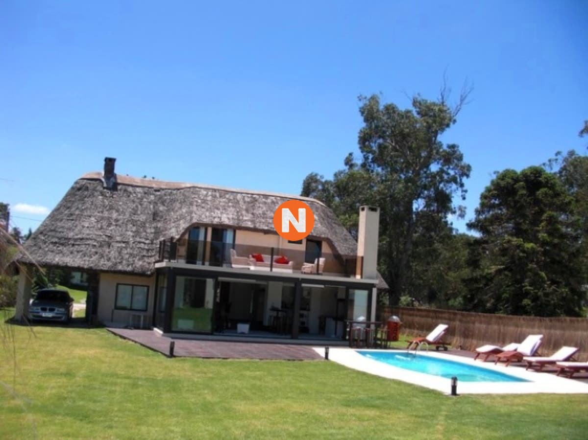 Venta de Cabaña de 4 dormitorios y piscina cerca del mar, P ...