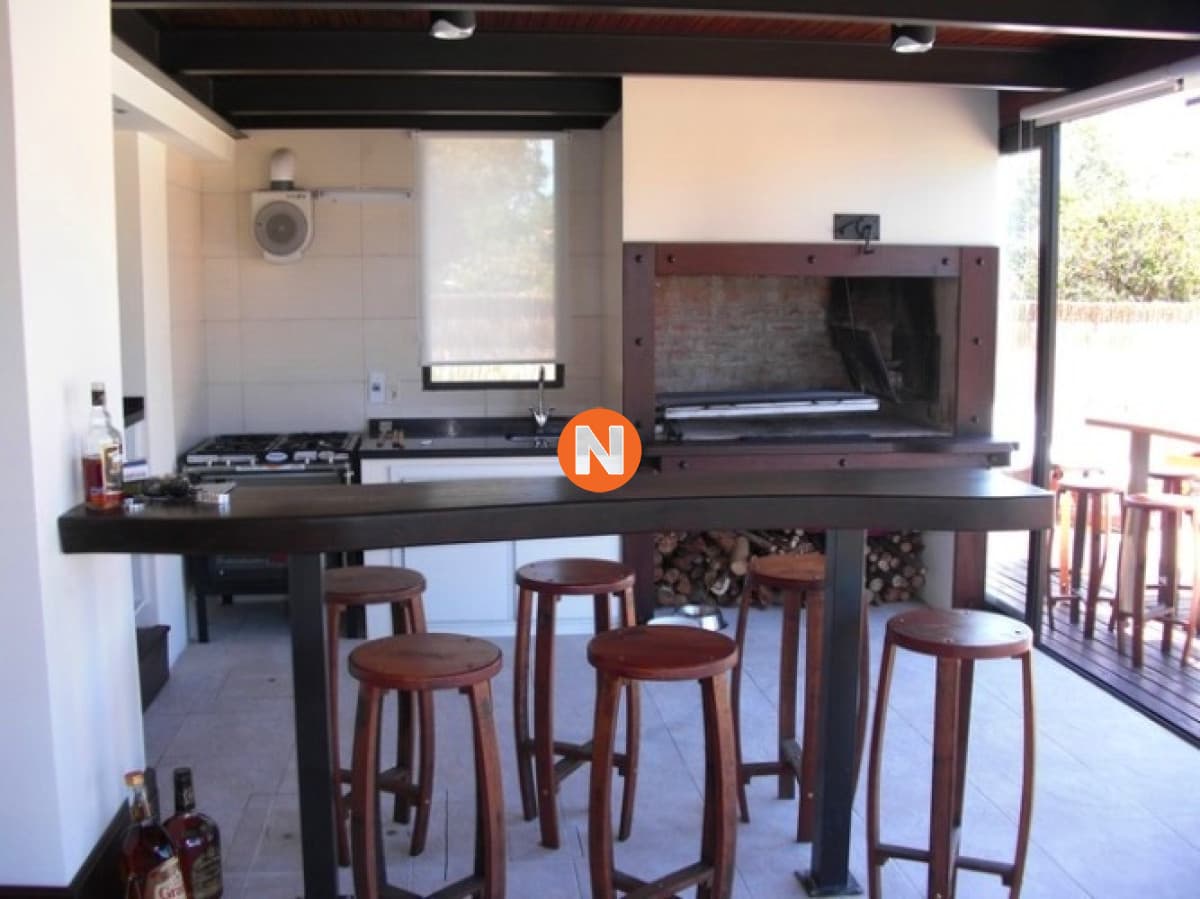 Venta de Cabaña de 4 dormitorios y piscina cerca del mar, P ...