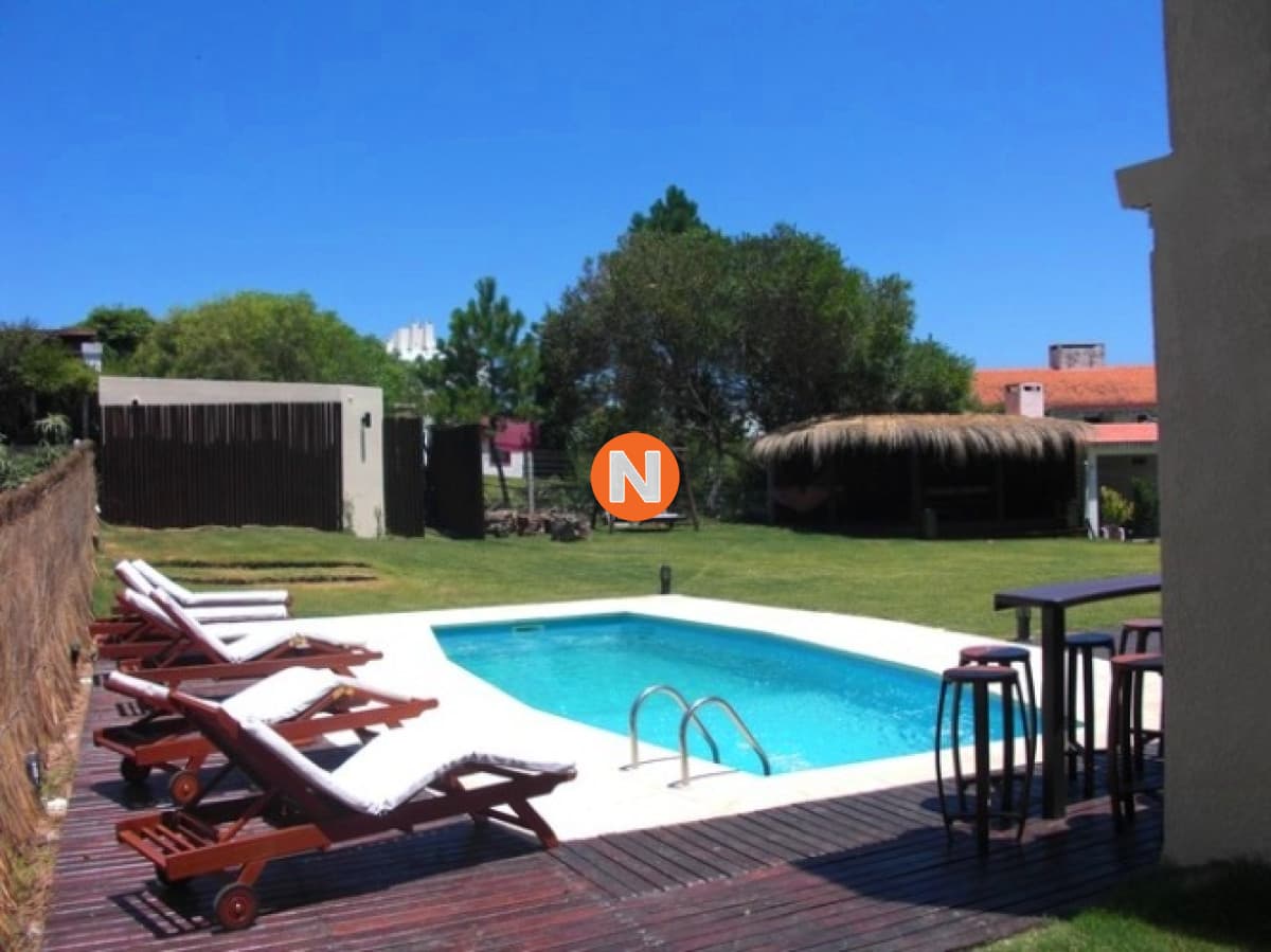Venta de Cabaña de 4 dormitorios y piscina cerca del mar, P ...