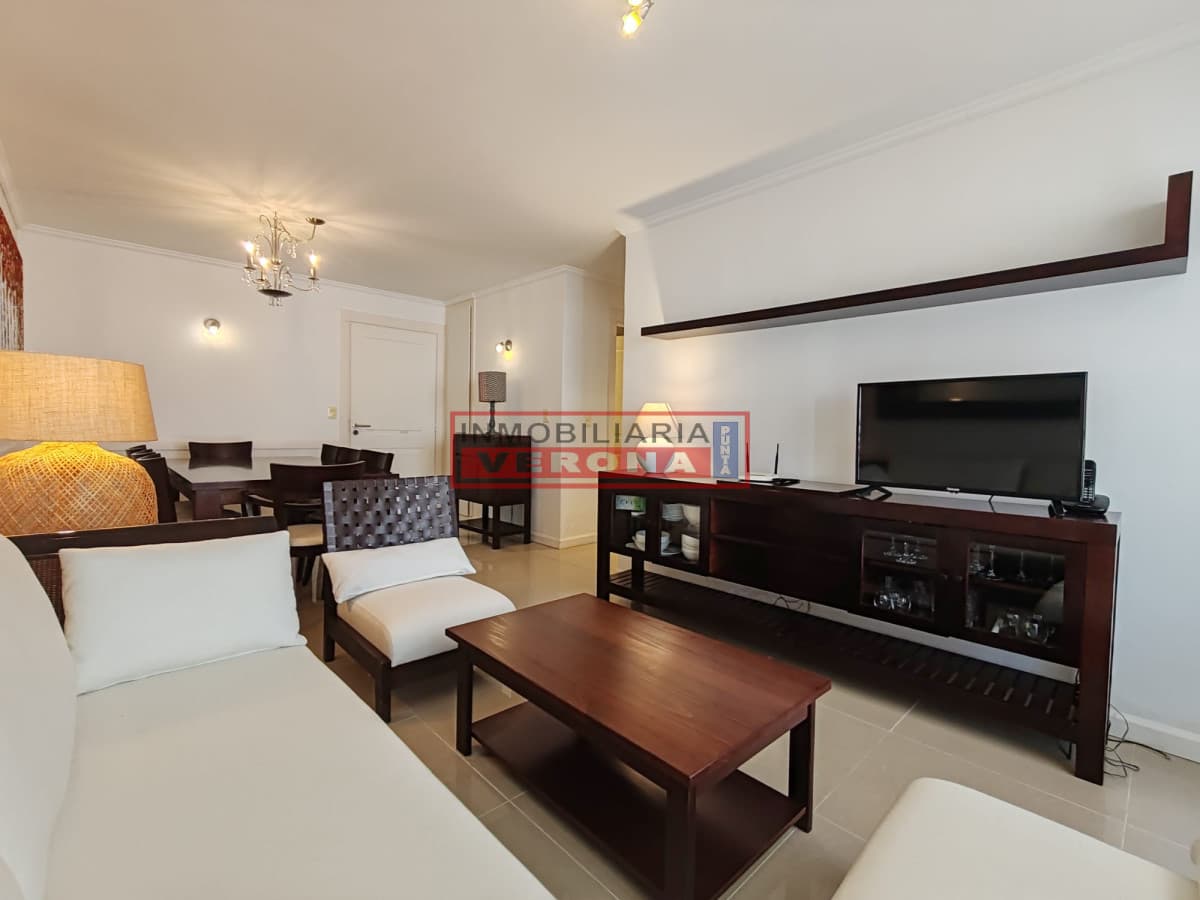 Punta del este, Península, departamento de 2 dormitorios con piscina, terraza y cochera. - Inmobiliaria Verona Punta
