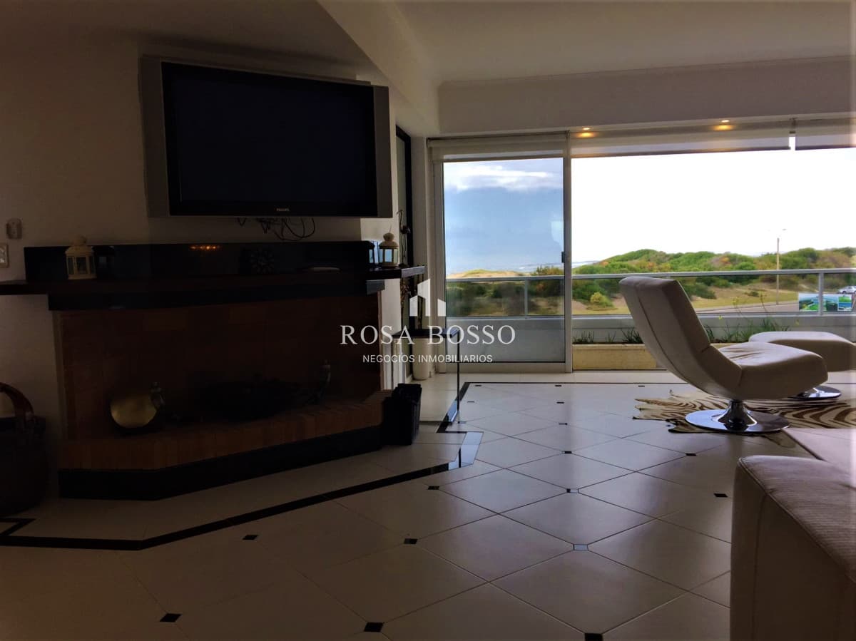 Apartamento en la Brava, para alquiler.