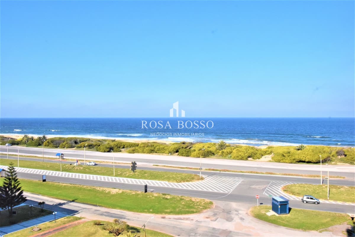 Apartamento en Brava, 3 dormitorios + dependencia, 3 baños, excelente vista al mar