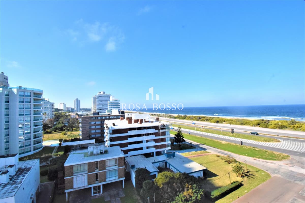 Apartamento en Brava, 3 dormitorios + dependencia, 3 baños, excelente vista al mar
